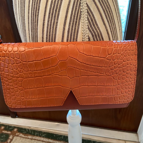 Vince embossed croc leather Carmel crossbody with adjustable strap - Picture 15 of 16